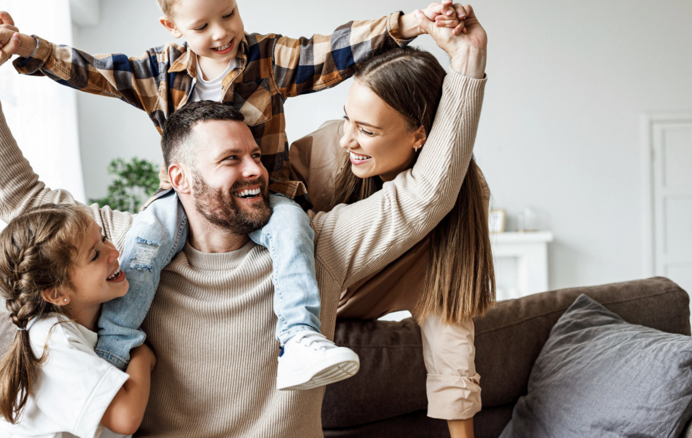 Casal e filho sorrindo, representando a segurança e tranquilidade dos planos de benefícios familiares da MEB