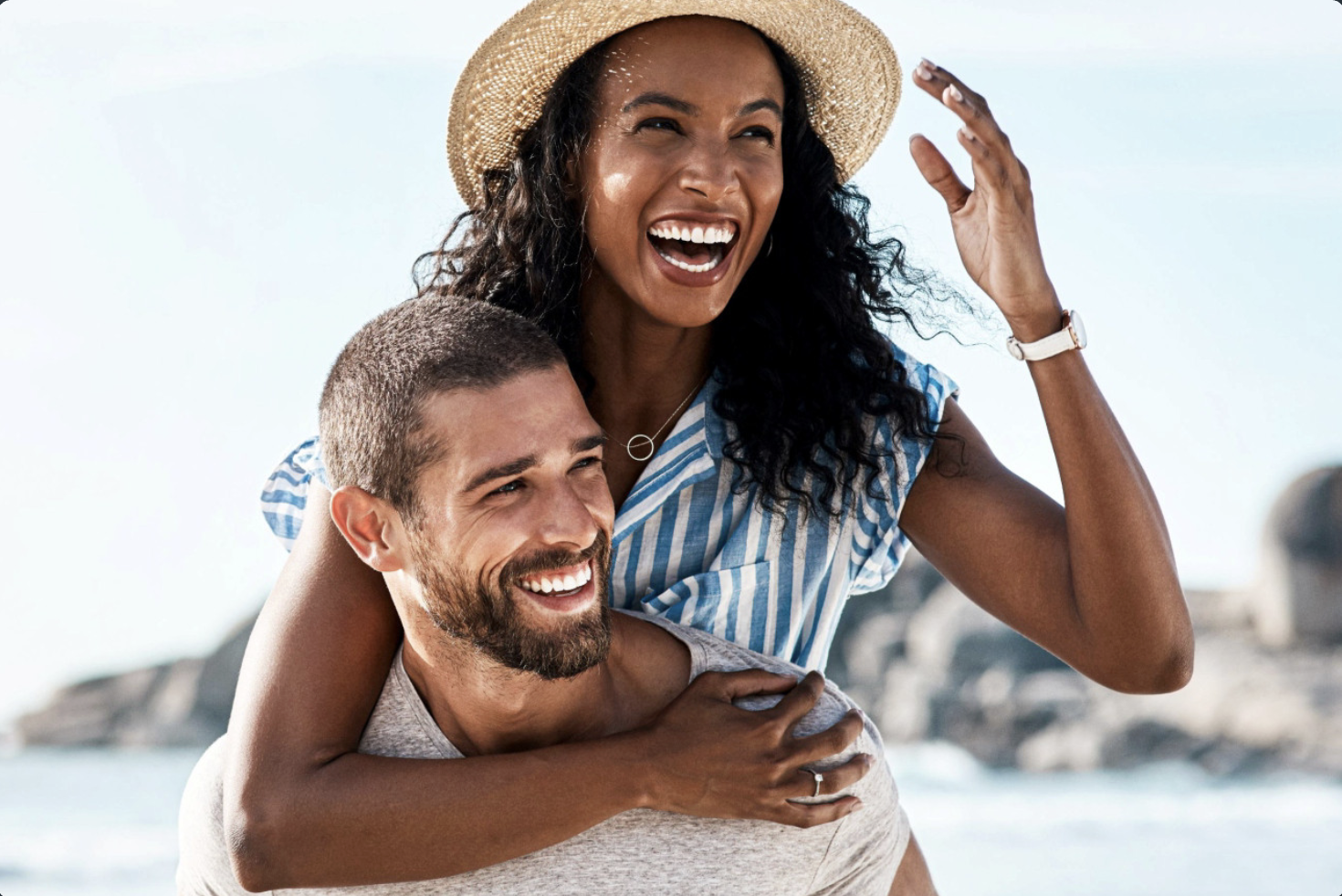 Família feliz e protegida utilizando os serviços de telemedicina e benefícios de saúde da MEB