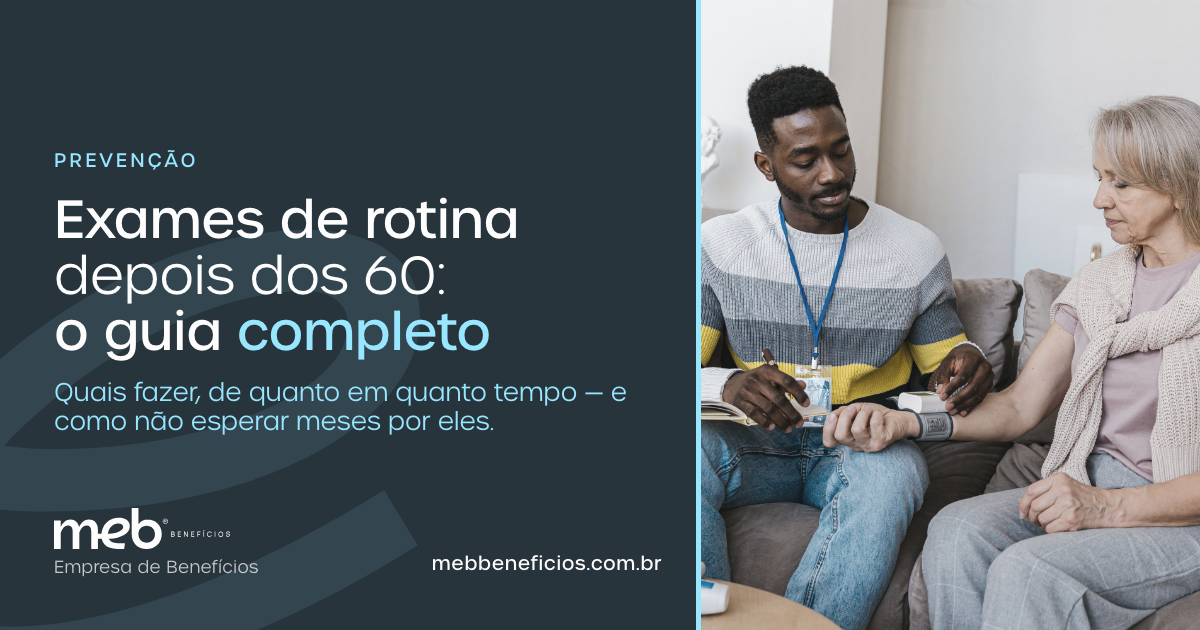 Agente de saúde medindo a pressão de uma senhora sentada no sofá — MEB Benefícios