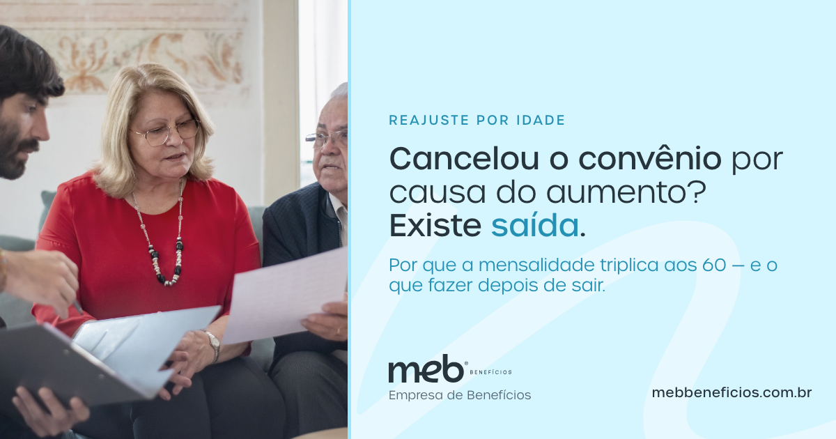 Senhora lendo um contrato ao lado de um consultor — MEB Benefícios