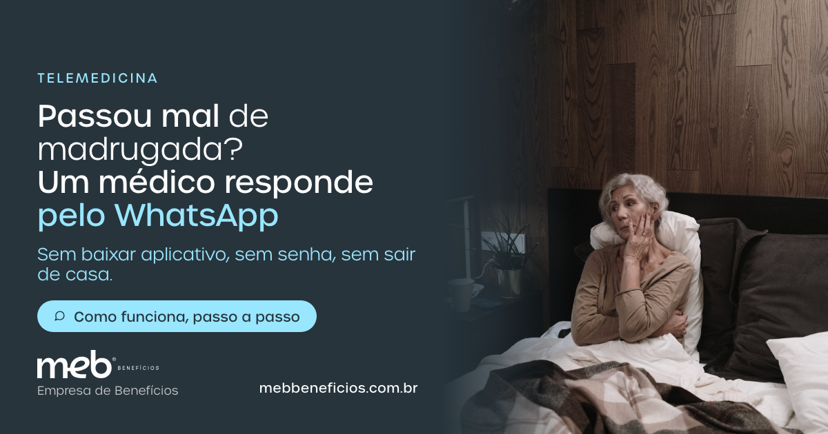 Senhora acordada na cama de madrugada, sentindo-se mal — MEB Benefícios