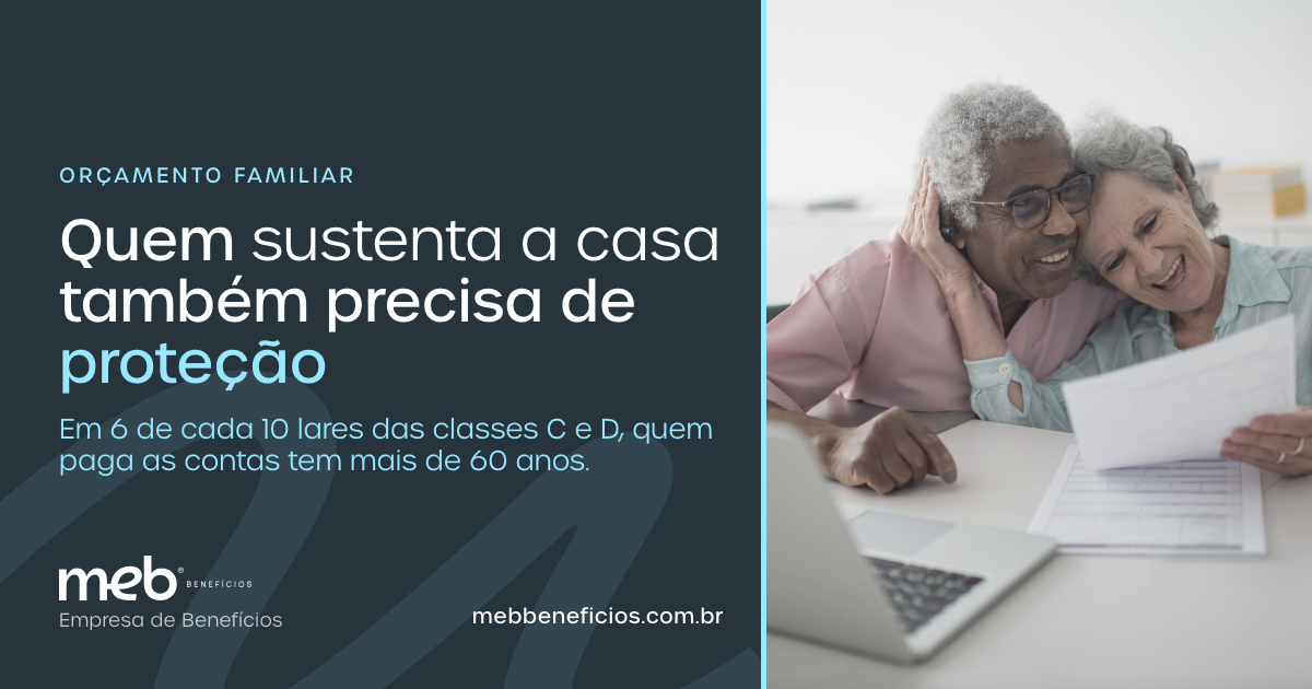 Casal de idosos conferindo contas com um notebook na mesa — MEB Benefícios