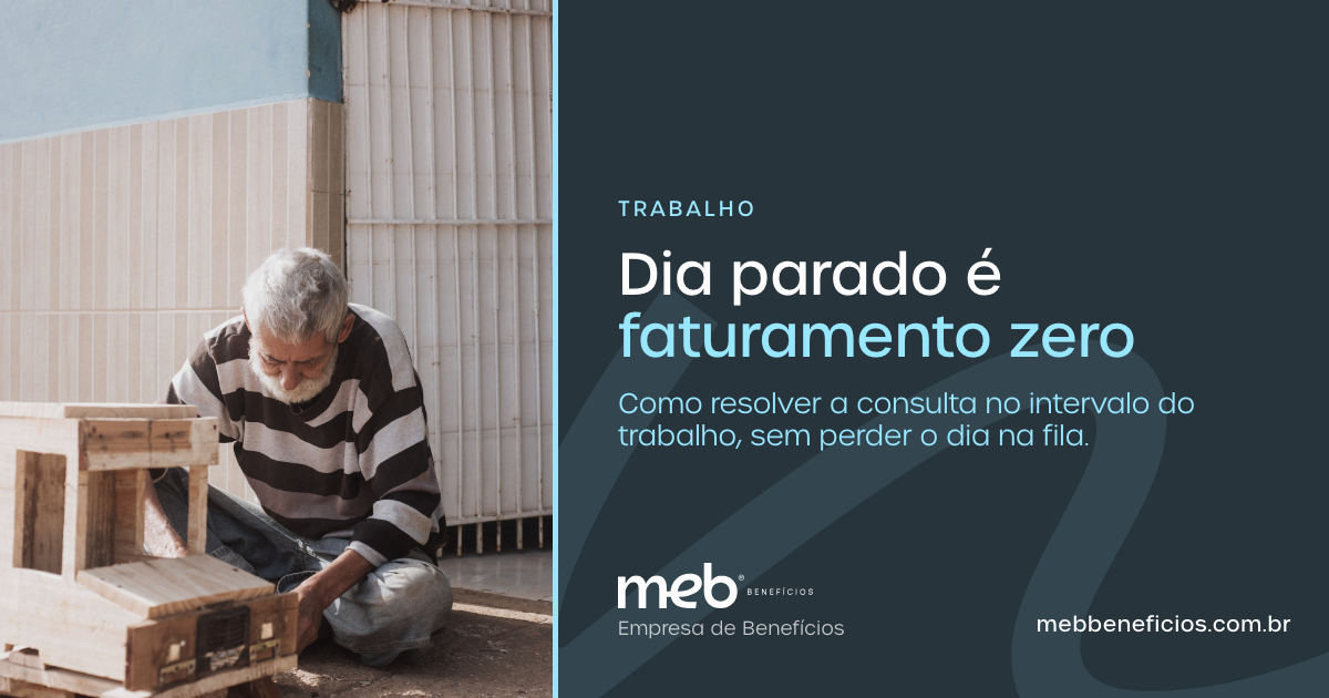 Senhor trabalhando com madeira no chão da oficina — MEB Benefícios