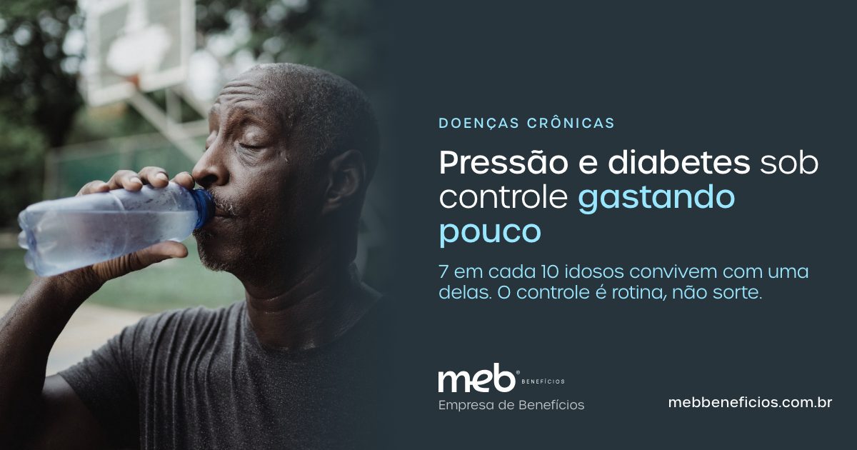 Senhor bebendo água depois de caminhar — MEB Benefícios