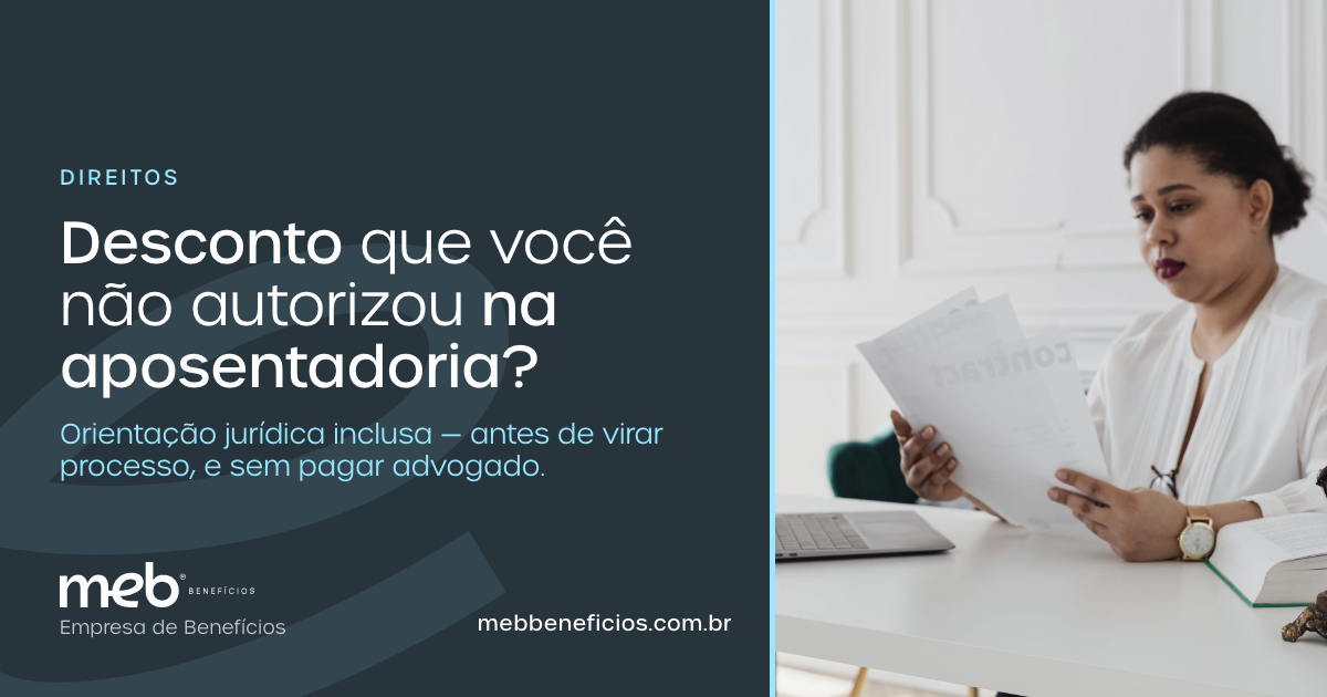 Advogada analisando contratos sobre a mesa — MEB Benefícios